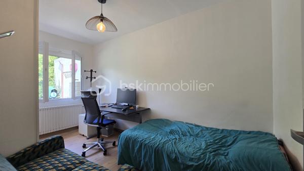 Vous recherchez une maison de plain-pied avec jardin, dépendance et potentiel d'aménagement ? Cette maison pourrait bien être votre prochaine adresse.

Située dans le recherché quartier de la Prairie, cette maison de plain-pied d'environ 103 m² vous séduira par ses volumes, son potentiel et son agréable terrain d'environ 565 m².

Elle se compose d'une entrée, d'un vaste salon lumineux, d'une cuisine indépendante, de trois chambres, d'une salle de bain ainsi que de nombreux espaces de rangement.

Les combles aménagés offrent un espace bureau idéal pour le télétravail ou une activité indépendante.

À l'extérieur, vous profiterez d'un jardin à l'avant et à l'arrière de la maison, véritable atout pour les familles en quête d'espace et de tranquillité.

Une dépendance ainsi qu'un garage d'environ 15 m² viennent compléter ce bien.

Des travaux de rafraîchissement permettront de révéler tout le potentiel de cette maison et de l'adapter à vos envies.

Les + du bien :
Maison de plain-pied
Terrain d'environ 565 m²
Quartier pavillonnaire recherché
3 chambres
Bureau dans les combles
Dépendance
Garage
Double vitrage
DPE D
Fort potentiel d'évolution

Une opportunité rare sur le secteur à découvrir rapidement.