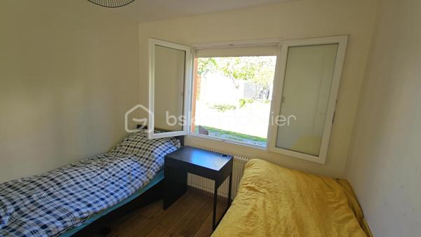 Vous recherchez une maison de plain-pied avec jardin, dépendance et potentiel d'aménagement ? Cette maison pourrait bien être votre prochaine adresse.

Située dans le recherché quartier de la Prairie, cette maison de plain-pied d'environ 103 m² vous séduira par ses volumes, son potentiel et son agréable terrain d'environ 565 m².

Elle se compose d'une entrée, d'un vaste salon lumineux, d'une cuisine indépendante, de trois chambres, d'une salle de bain ainsi que de nombreux espaces de rangement.

Les combles aménagés offrent un espace bureau idéal pour le télétravail ou une activité indépendante.

À l'extérieur, vous profiterez d'un jardin à l'avant et à l'arrière de la maison, véritable atout pour les familles en quête d'espace et de tranquillité.

Une dépendance ainsi qu'un garage d'environ 15 m² viennent compléter ce bien.

Des travaux de rafraîchissement permettront de révéler tout le potentiel de cette maison et de l'adapter à vos envies.

Les + du bien :
Maison de plain-pied
Terrain d'environ 565 m²
Quartier pavillonnaire recherché
3 chambres
Bureau dans les combles
Dépendance
Garage
Double vitrage
DPE D
Fort potentiel d'évolution

Une opportunité rare sur le secteur à découvrir rapidement.