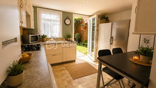 Vous recherchez une maison de plain-pied avec jardin, dépendance et potentiel d'aménagement ? Cette maison pourrait bien être votre prochaine adresse.

Située dans le recherché quartier de la Prairie, cette maison de plain-pied d'environ 103 m² vous séduira par ses volumes, son potentiel et son agréable terrain d'environ 565 m².

Elle se compose d'une entrée, d'un vaste salon lumineux, d'une cuisine indépendante, de trois chambres, d'une salle de bain ainsi que de nombreux espaces de rangement.

Les combles aménagés offrent un espace bureau idéal pour le télétravail ou une activité indépendante.

À l'extérieur, vous profiterez d'un jardin à l'avant et à l'arrière de la maison, véritable atout pour les familles en quête d'espace et de tranquillité.

Une dépendance ainsi qu'un garage d'environ 15 m² viennent compléter ce bien.

Des travaux de rafraîchissement permettront de révéler tout le potentiel de cette maison et de l'adapter à vos envies.

Les + du bien :
Maison de plain-pied
Terrain d'environ 565 m²
Quartier pavillonnaire recherché
3 chambres
Bureau dans les combles
Dépendance
Garage
Double vitrage
DPE D
Fort potentiel d'évolution

Une opportunité rare sur le secteur à découvrir rapidement.