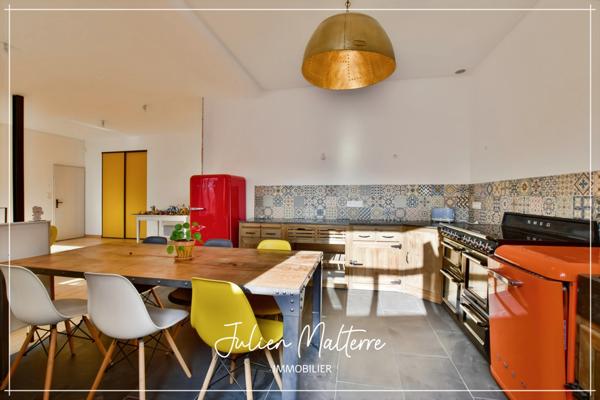 SAINT ETIENNE (42) - Exceptionnel LOFT en triplex de 265 m² avec 7 chambres, bureau, terrasse avec jardin et 2 garages