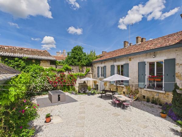 Grande maison avec 8 chambres, à seulement 5 minutes du village pittoresque de Nanteuil en Vallée