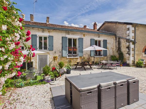 Grande maison avec 8 chambres, à seulement 5 minutes du village pittoresque de Nanteuil en Vallée