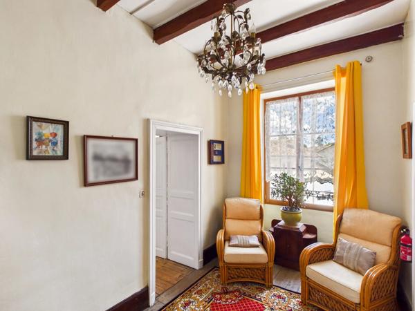 Grande maison avec 8 chambres, à seulement 5 minutes du village pittoresque de Nanteuil en Vallée