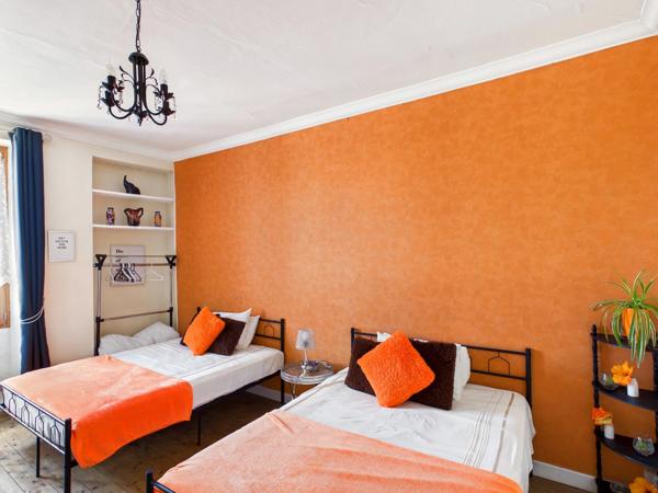Grande maison avec 8 chambres, à seulement 5 minutes du village pittoresque de Nanteuil en Vallée