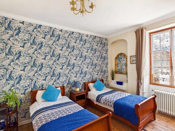 Grande maison avec 8 chambres, à seulement 5 minutes du village pittoresque de Nanteuil en Vallée