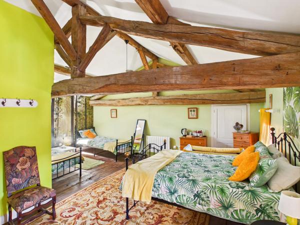 Grande maison avec 8 chambres, à seulement 5 minutes du village pittoresque de Nanteuil en Vallée