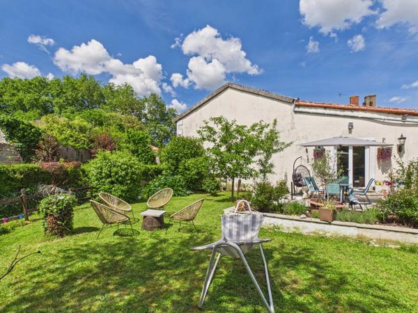 Grande maison avec 8 chambres, à seulement 5 minutes du village pittoresque de Nanteuil en Vallée