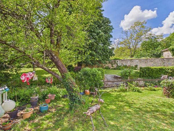 Grande maison avec 8 chambres, à seulement 5 minutes du village pittoresque de Nanteuil en Vallée