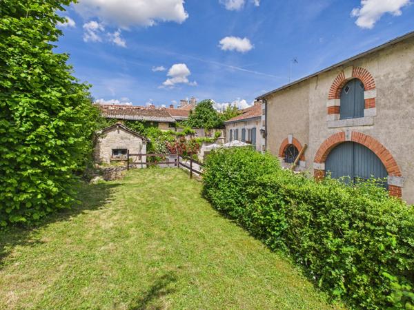 Grande maison avec 8 chambres, à seulement 5 minutes du village pittoresque de Nanteuil en Vallée