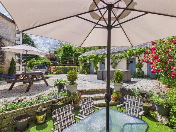 Grande maison avec 8 chambres, à seulement 5 minutes du village pittoresque de Nanteuil en Vallée