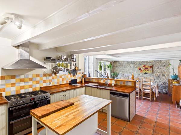 Grande maison avec 8 chambres, à seulement 5 minutes du village pittoresque de Nanteuil en Vallée