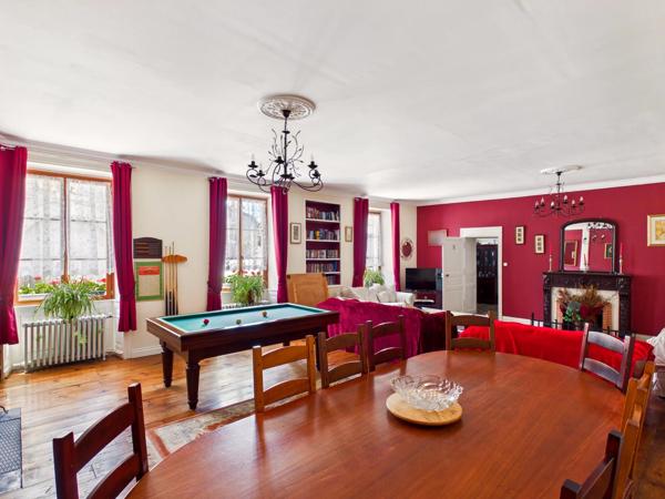 Grande maison avec 8 chambres, à seulement 5 minutes du village pittoresque de Nanteuil en Vallée
