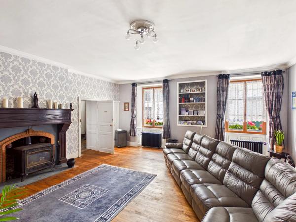Grande maison avec 8 chambres, à seulement 5 minutes du village pittoresque de Nanteuil en Vallée