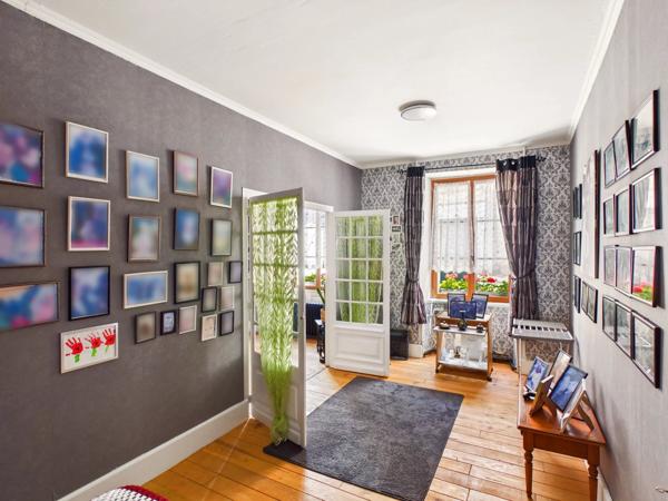 Grande maison avec 8 chambres, à seulement 5 minutes du village pittoresque de Nanteuil en Vallée