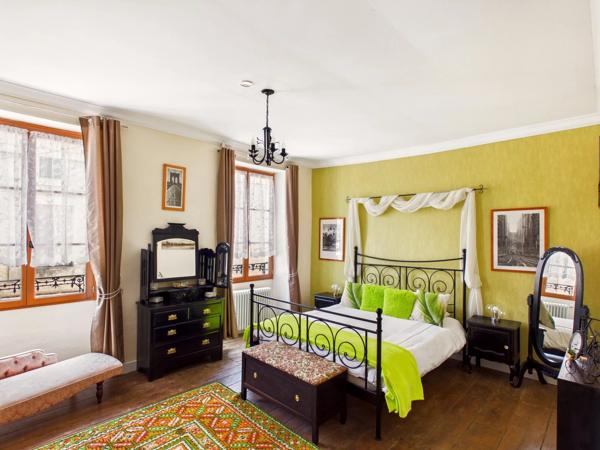 Grande maison avec 8 chambres, à seulement 5 minutes du village pittoresque de Nanteuil en Vallée