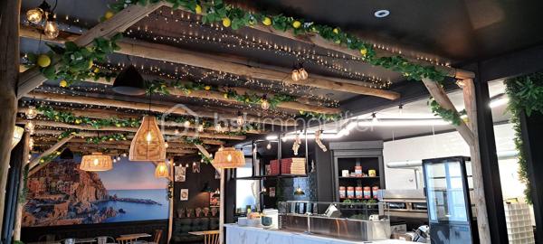 FONDS DE COMMERCE PIZZERIA NAPOLITAINE, LA CHAPELLE DES MARAIS

Venez découvrir cette affaire clés en mains au coeur de Brière
Le restaurant peut accueillir 40 personnes en intérieur et 20 à l'extérieur, cuisine ouverte sur la salle, une partie bar.
le restaurant est aux normes PMR.

Protocole et typologie spéciaux napolitaine, une façon et un savoir faire qui peut vous être transmis de manière théorique grâce à l'accompagnement du gérant.

Potentiel de développement possible, licence 4 mise à disposition par le propriétaire bailleur.
Loyer : 400HT/mois
Idéal couple ou gérant voulant une affaire qui tourne.
Matériel spécial pour la pizza napolitaine (four, pétrin)
Accompagnement et transmission possible.

Affaire unique sur le secteur, une visite s'impose!