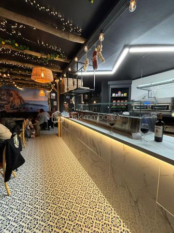 FONDS DE COMMERCE PIZZERIA NAPOLITAINE, LA CHAPELLE DES MARAIS

Venez découvrir cette affaire clés en mains au coeur de Brière
Le restaurant peut accueillir 40 personnes en intérieur et 20 à l'extérieur, cuisine ouverte sur la salle, une partie bar.
le restaurant est aux normes PMR.

Protocole et typologie spéciaux napolitaine, une façon et un savoir faire qui peut vous être transmis de manière théorique grâce à l'accompagnement du gérant.

Potentiel de développement possible, licence 4 mise à disposition par le propriétaire bailleur.
Loyer : 400HT/mois
Idéal couple ou gérant voulant une affaire qui tourne.
Matériel spécial pour la pizza napolitaine (four, pétrin)
Accompagnement et transmission possible.

Affaire unique sur le secteur, une visite s'impose!