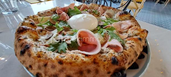 FONDS DE COMMERCE PIZZERIA NAPOLITAINE, LA CHAPELLE DES MARAIS

Venez découvrir cette affaire clés en mains au coeur de Brière
Le restaurant peut accueillir 40 personnes en intérieur et 20 à l'extérieur, cuisine ouverte sur la salle, une partie bar.
le restaurant est aux normes PMR.

Protocole et typologie spéciaux napolitaine, une façon et un savoir faire qui peut vous être transmis de manière théorique grâce à l'accompagnement du gérant.

Potentiel de développement possible, licence 4 mise à disposition par le propriétaire bailleur.
Loyer : 400HT/mois
Idéal couple ou gérant voulant une affaire qui tourne.
Matériel spécial pour la pizza napolitaine (four, pétrin)
Accompagnement et transmission possible.

Affaire unique sur le secteur, une visite s'impose!