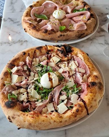 FONDS DE COMMERCE PIZZERIA NAPOLITAINE, LA CHAPELLE DES MARAIS

Venez découvrir cette affaire clés en mains au coeur de Brière
Le restaurant peut accueillir 40 personnes en intérieur et 20 à l'extérieur, cuisine ouverte sur la salle, une partie bar.
le restaurant est aux normes PMR.

Protocole et typologie spéciaux napolitaine, une façon et un savoir faire qui peut vous être transmis de manière théorique grâce à l'accompagnement du gérant.

Potentiel de développement possible, licence 4 mise à disposition par le propriétaire bailleur.
Loyer : 400HT/mois
Idéal couple ou gérant voulant une affaire qui tourne.
Matériel spécial pour la pizza napolitaine (four, pétrin)
Accompagnement et transmission possible.

Affaire unique sur le secteur, une visite s'impose!