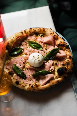 FONDS DE COMMERCE PIZZERIA NAPOLITAINE, LA CHAPELLE DES MARAIS

Venez découvrir cette affaire clés en mains au coeur de Brière
Le restaurant peut accueillir 40 personnes en intérieur et 20 à l'extérieur, cuisine ouverte sur la salle, une partie bar.
le restaurant est aux normes PMR.

Protocole et typologie spéciaux napolitaine, une façon et un savoir faire qui peut vous être transmis de manière théorique grâce à l'accompagnement du gérant.

Potentiel de développement possible, licence 4 mise à disposition par le propriétaire bailleur.
Loyer : 400HT/mois
Idéal couple ou gérant voulant une affaire qui tourne.
Matériel spécial pour la pizza napolitaine (four, pétrin)
Accompagnement et transmission possible.

Affaire unique sur le secteur, une visite s'impose!
