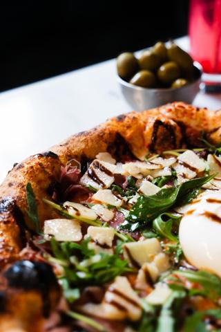 FONDS DE COMMERCE PIZZERIA NAPOLITAINE, LA CHAPELLE DES MARAIS

Venez découvrir cette affaire clés en mains au coeur de Brière
Le restaurant peut accueillir 40 personnes en intérieur et 20 à l'extérieur, cuisine ouverte sur la salle, une partie bar.
le restaurant est aux normes PMR.

Protocole et typologie spéciaux napolitaine, une façon et un savoir faire qui peut vous être transmis de manière théorique grâce à l'accompagnement du gérant.

Potentiel de développement possible, licence 4 mise à disposition par le propriétaire bailleur.
Loyer : 400HT/mois
Idéal couple ou gérant voulant une affaire qui tourne.
Matériel spécial pour la pizza napolitaine (four, pétrin)
Accompagnement et transmission possible.

Affaire unique sur le secteur, une visite s'impose!
