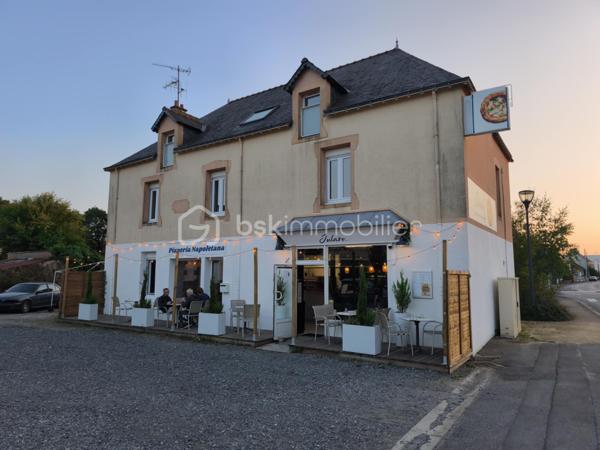 FONDS DE COMMERCE PIZZERIA NAPOLITAINE, LA CHAPELLE DES MARAIS

Venez découvrir cette affaire clés en mains au coeur de Brière
Le restaurant peut accueillir 40 personnes en intérieur et 20 à l'extérieur, cuisine ouverte sur la salle, une partie bar.
le restaurant est aux normes PMR.

Protocole et typologie spéciaux napolitaine, une façon et un savoir faire qui peut vous être transmis de manière théorique grâce à l'accompagnement du gérant.

Potentiel de développement possible, licence 4 mise à disposition par le propriétaire bailleur.
Loyer : 400HT/mois
Idéal couple ou gérant voulant une affaire qui tourne.
Matériel spécial pour la pizza napolitaine (four, pétrin)
Accompagnement et transmission possible.

Affaire unique sur le secteur, une visite s'impose!