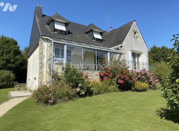 "SOUS OFFRE"
🏡 Maison Néo-Bretonne avec fort potentiel – Sans vis-à-vis – À seulement 8 minutes du super u de Josselin

Vous recherchez une maison familiale à personnaliser selon vos envies ? Cette maison de type Néo-Breton, non mitoyenne et sans aucun vis-à-vis, vous séduira par ses volumes, son environnement paisible et son beau potentiel d'aménagement.

Afin de vous aider à vous projeter, des propositions de rénovation et d'aménagement sont présentées en photos.

La maison se compose de :

🔹 Sous-sol total

Garage avec emplacement véhicule
Cave
Réserve / espace de stockage

🔹 Rez-de-chaussée

Cuisine aménagée
Séjour avec cheminée
Salon
Deux chambres
Salle de bains
WC indépendant

🔹 Étage

Couloir desservant :
Deux chambres
Salle d'eau
WC indépendant
Grenier aménageable offrant un potentiel d'agrandissement supplémentaire
Les plus :

✅ Maison non mitoyenne
✅ Aucun vis-à-vis
✅ Terrain d'environ 2 300 m²
✅ Sous-sol complet
✅ Grenier aménageable
✅ Environnement calme
✅ À seulement 8 minutes de Josselin

Travaux à prévoir :
Amélioration de l'isolation
Modernisation de l'installation électrique
Optimisation du système de chauffage
Rénovation intérieure pour la mettre à votre goût

Chauffage électrique récent complété par une cheminée.

Une belle opportunité pour les acquéreurs souhaitant créer un intérieur à leur image tout en profitant d'un cadre de vie agréable et d'un beau terrain.