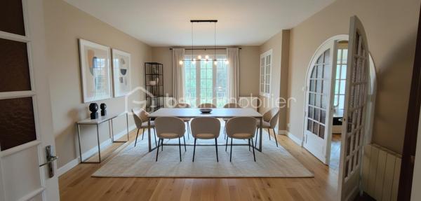 "SOUS OFFRE"
🏡 Maison Néo-Bretonne avec fort potentiel – Sans vis-à-vis – À seulement 8 minutes du super u de Josselin

Vous recherchez une maison familiale à personnaliser selon vos envies ? Cette maison de type Néo-Breton, non mitoyenne et sans aucun vis-à-vis, vous séduira par ses volumes, son environnement paisible et son beau potentiel d'aménagement.

Afin de vous aider à vous projeter, des propositions de rénovation et d'aménagement sont présentées en photos.

La maison se compose de :

🔹 Sous-sol total

Garage avec emplacement véhicule
Cave
Réserve / espace de stockage

🔹 Rez-de-chaussée

Cuisine aménagée
Séjour avec cheminée
Salon
Deux chambres
Salle de bains
WC indépendant

🔹 Étage

Couloir desservant :
Deux chambres
Salle d'eau
WC indépendant
Grenier aménageable offrant un potentiel d'agrandissement supplémentaire
Les plus :

✅ Maison non mitoyenne
✅ Aucun vis-à-vis
✅ Terrain d'environ 2 300 m²
✅ Sous-sol complet
✅ Grenier aménageable
✅ Environnement calme
✅ À seulement 8 minutes de Josselin

Travaux à prévoir :
Amélioration de l'isolation
Modernisation de l'installation électrique
Optimisation du système de chauffage
Rénovation intérieure pour la mettre à votre goût

Chauffage électrique récent complété par une cheminée.

Une belle opportunité pour les acquéreurs souhaitant créer un intérieur à leur image tout en profitant d'un cadre de vie agréable et d'un beau terrain.