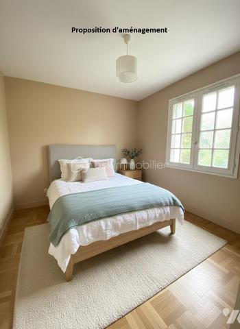 "SOUS OFFRE"
🏡 Maison Néo-Bretonne avec fort potentiel – Sans vis-à-vis – À seulement 8 minutes du super u de Josselin

Vous recherchez une maison familiale à personnaliser selon vos envies ? Cette maison de type Néo-Breton, non mitoyenne et sans aucun vis-à-vis, vous séduira par ses volumes, son environnement paisible et son beau potentiel d'aménagement.

Afin de vous aider à vous projeter, des propositions de rénovation et d'aménagement sont présentées en photos.

La maison se compose de :

🔹 Sous-sol total

Garage avec emplacement véhicule
Cave
Réserve / espace de stockage

🔹 Rez-de-chaussée

Cuisine aménagée
Séjour avec cheminée
Salon
Deux chambres
Salle de bains
WC indépendant

🔹 Étage

Couloir desservant :
Deux chambres
Salle d'eau
WC indépendant
Grenier aménageable offrant un potentiel d'agrandissement supplémentaire
Les plus :

✅ Maison non mitoyenne
✅ Aucun vis-à-vis
✅ Terrain d'environ 2 300 m²
✅ Sous-sol complet
✅ Grenier aménageable
✅ Environnement calme
✅ À seulement 8 minutes de Josselin

Travaux à prévoir :
Amélioration de l'isolation
Modernisation de l'installation électrique
Optimisation du système de chauffage
Rénovation intérieure pour la mettre à votre goût

Chauffage électrique récent complété par une cheminée.

Une belle opportunité pour les acquéreurs souhaitant créer un intérieur à leur image tout en profitant d'un cadre de vie agréable et d'un beau terrain.