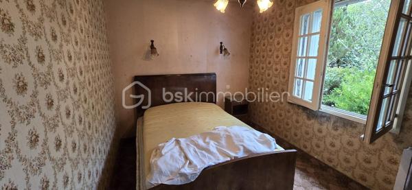 "SOUS OFFRE"
🏡 Maison Néo-Bretonne avec fort potentiel – Sans vis-à-vis – À seulement 8 minutes du super u de Josselin

Vous recherchez une maison familiale à personnaliser selon vos envies ? Cette maison de type Néo-Breton, non mitoyenne et sans aucun vis-à-vis, vous séduira par ses volumes, son environnement paisible et son beau potentiel d'aménagement.

Afin de vous aider à vous projeter, des propositions de rénovation et d'aménagement sont présentées en photos.

La maison se compose de :

🔹 Sous-sol total

Garage avec emplacement véhicule
Cave
Réserve / espace de stockage

🔹 Rez-de-chaussée

Cuisine aménagée
Séjour avec cheminée
Salon
Deux chambres
Salle de bains
WC indépendant

🔹 Étage

Couloir desservant :
Deux chambres
Salle d'eau
WC indépendant
Grenier aménageable offrant un potentiel d'agrandissement supplémentaire
Les plus :

✅ Maison non mitoyenne
✅ Aucun vis-à-vis
✅ Terrain d'environ 2 300 m²
✅ Sous-sol complet
✅ Grenier aménageable
✅ Environnement calme
✅ À seulement 8 minutes de Josselin

Travaux à prévoir :
Amélioration de l'isolation
Modernisation de l'installation électrique
Optimisation du système de chauffage
Rénovation intérieure pour la mettre à votre goût

Chauffage électrique récent complété par une cheminée.

Une belle opportunité pour les acquéreurs souhaitant créer un intérieur à leur image tout en profitant d'un cadre de vie agréable et d'un beau terrain.