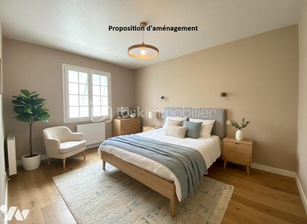 "SOUS OFFRE"
🏡 Maison Néo-Bretonne avec fort potentiel – Sans vis-à-vis – À seulement 8 minutes du super u de Josselin

Vous recherchez une maison familiale à personnaliser selon vos envies ? Cette maison de type Néo-Breton, non mitoyenne et sans aucun vis-à-vis, vous séduira par ses volumes, son environnement paisible et son beau potentiel d'aménagement.

Afin de vous aider à vous projeter, des propositions de rénovation et d'aménagement sont présentées en photos.

La maison se compose de :

🔹 Sous-sol total

Garage avec emplacement véhicule
Cave
Réserve / espace de stockage

🔹 Rez-de-chaussée

Cuisine aménagée
Séjour avec cheminée
Salon
Deux chambres
Salle de bains
WC indépendant

🔹 Étage

Couloir desservant :
Deux chambres
Salle d'eau
WC indépendant
Grenier aménageable offrant un potentiel d'agrandissement supplémentaire
Les plus :

✅ Maison non mitoyenne
✅ Aucun vis-à-vis
✅ Terrain d'environ 2 300 m²
✅ Sous-sol complet
✅ Grenier aménageable
✅ Environnement calme
✅ À seulement 8 minutes de Josselin

Travaux à prévoir :
Amélioration de l'isolation
Modernisation de l'installation électrique
Optimisation du système de chauffage
Rénovation intérieure pour la mettre à votre goût

Chauffage électrique récent complété par une cheminée.

Une belle opportunité pour les acquéreurs souhaitant créer un intérieur à leur image tout en profitant d'un cadre de vie agréable et d'un beau terrain.