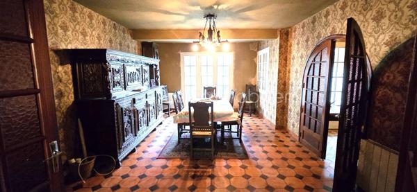 "SOUS OFFRE"
🏡 Maison Néo-Bretonne avec fort potentiel – Sans vis-à-vis – À seulement 8 minutes du super u de Josselin

Vous recherchez une maison familiale à personnaliser selon vos envies ? Cette maison de type Néo-Breton, non mitoyenne et sans aucun vis-à-vis, vous séduira par ses volumes, son environnement paisible et son beau potentiel d'aménagement.

Afin de vous aider à vous projeter, des propositions de rénovation et d'aménagement sont présentées en photos.

La maison se compose de :

🔹 Sous-sol total

Garage avec emplacement véhicule
Cave
Réserve / espace de stockage

🔹 Rez-de-chaussée

Cuisine aménagée
Séjour avec cheminée
Salon
Deux chambres
Salle de bains
WC indépendant

🔹 Étage

Couloir desservant :
Deux chambres
Salle d'eau
WC indépendant
Grenier aménageable offrant un potentiel d'agrandissement supplémentaire
Les plus :

✅ Maison non mitoyenne
✅ Aucun vis-à-vis
✅ Terrain d'environ 2 300 m²
✅ Sous-sol complet
✅ Grenier aménageable
✅ Environnement calme
✅ À seulement 8 minutes de Josselin

Travaux à prévoir :
Amélioration de l'isolation
Modernisation de l'installation électrique
Optimisation du système de chauffage
Rénovation intérieure pour la mettre à votre goût

Chauffage électrique récent complété par une cheminée.

Une belle opportunité pour les acquéreurs souhaitant créer un intérieur à leur image tout en profitant d'un cadre de vie agréable et d'un beau terrain.
