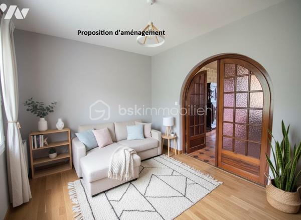 "SOUS OFFRE"
🏡 Maison Néo-Bretonne avec fort potentiel – Sans vis-à-vis – À seulement 8 minutes du super u de Josselin

Vous recherchez une maison familiale à personnaliser selon vos envies ? Cette maison de type Néo-Breton, non mitoyenne et sans aucun vis-à-vis, vous séduira par ses volumes, son environnement paisible et son beau potentiel d'aménagement.

Afin de vous aider à vous projeter, des propositions de rénovation et d'aménagement sont présentées en photos.

La maison se compose de :

🔹 Sous-sol total

Garage avec emplacement véhicule
Cave
Réserve / espace de stockage

🔹 Rez-de-chaussée

Cuisine aménagée
Séjour avec cheminée
Salon
Deux chambres
Salle de bains
WC indépendant

🔹 Étage

Couloir desservant :
Deux chambres
Salle d'eau
WC indépendant
Grenier aménageable offrant un potentiel d'agrandissement supplémentaire
Les plus :

✅ Maison non mitoyenne
✅ Aucun vis-à-vis
✅ Terrain d'environ 2 300 m²
✅ Sous-sol complet
✅ Grenier aménageable
✅ Environnement calme
✅ À seulement 8 minutes de Josselin

Travaux à prévoir :
Amélioration de l'isolation
Modernisation de l'installation électrique
Optimisation du système de chauffage
Rénovation intérieure pour la mettre à votre goût

Chauffage électrique récent complété par une cheminée.

Une belle opportunité pour les acquéreurs souhaitant créer un intérieur à leur image tout en profitant d'un cadre de vie agréable et d'un beau terrain.