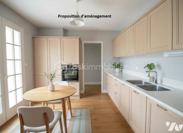 "SOUS OFFRE"
🏡 Maison Néo-Bretonne avec fort potentiel – Sans vis-à-vis – À seulement 8 minutes du super u de Josselin

Vous recherchez une maison familiale à personnaliser selon vos envies ? Cette maison de type Néo-Breton, non mitoyenne et sans aucun vis-à-vis, vous séduira par ses volumes, son environnement paisible et son beau potentiel d'aménagement.

Afin de vous aider à vous projeter, des propositions de rénovation et d'aménagement sont présentées en photos.

La maison se compose de :

🔹 Sous-sol total

Garage avec emplacement véhicule
Cave
Réserve / espace de stockage

🔹 Rez-de-chaussée

Cuisine aménagée
Séjour avec cheminée
Salon
Deux chambres
Salle de bains
WC indépendant

🔹 Étage

Couloir desservant :
Deux chambres
Salle d'eau
WC indépendant
Grenier aménageable offrant un potentiel d'agrandissement supplémentaire
Les plus :

✅ Maison non mitoyenne
✅ Aucun vis-à-vis
✅ Terrain d'environ 2 300 m²
✅ Sous-sol complet
✅ Grenier aménageable
✅ Environnement calme
✅ À seulement 8 minutes de Josselin

Travaux à prévoir :
Amélioration de l'isolation
Modernisation de l'installation électrique
Optimisation du système de chauffage
Rénovation intérieure pour la mettre à votre goût

Chauffage électrique récent complété par une cheminée.

Une belle opportunité pour les acquéreurs souhaitant créer un intérieur à leur image tout en profitant d'un cadre de vie agréable et d'un beau terrain.