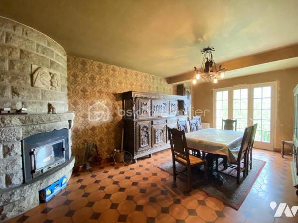 "SOUS OFFRE"
🏡 Maison Néo-Bretonne avec fort potentiel – Sans vis-à-vis – À seulement 8 minutes du super u de Josselin

Vous recherchez une maison familiale à personnaliser selon vos envies ? Cette maison de type Néo-Breton, non mitoyenne et sans aucun vis-à-vis, vous séduira par ses volumes, son environnement paisible et son beau potentiel d'aménagement.

Afin de vous aider à vous projeter, des propositions de rénovation et d'aménagement sont présentées en photos.

La maison se compose de :

🔹 Sous-sol total

Garage avec emplacement véhicule
Cave
Réserve / espace de stockage

🔹 Rez-de-chaussée

Cuisine aménagée
Séjour avec cheminée
Salon
Deux chambres
Salle de bains
WC indépendant

🔹 Étage

Couloir desservant :
Deux chambres
Salle d'eau
WC indépendant
Grenier aménageable offrant un potentiel d'agrandissement supplémentaire
Les plus :

✅ Maison non mitoyenne
✅ Aucun vis-à-vis
✅ Terrain d'environ 2 300 m²
✅ Sous-sol complet
✅ Grenier aménageable
✅ Environnement calme
✅ À seulement 8 minutes de Josselin

Travaux à prévoir :
Amélioration de l'isolation
Modernisation de l'installation électrique
Optimisation du système de chauffage
Rénovation intérieure pour la mettre à votre goût

Chauffage électrique récent complété par une cheminée.

Une belle opportunité pour les acquéreurs souhaitant créer un intérieur à leur image tout en profitant d'un cadre de vie agréable et d'un beau terrain.
