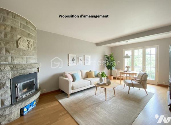 "SOUS OFFRE"
🏡 Maison Néo-Bretonne avec fort potentiel – Sans vis-à-vis – À seulement 8 minutes du super u de Josselin

Vous recherchez une maison familiale à personnaliser selon vos envies ? Cette maison de type Néo-Breton, non mitoyenne et sans aucun vis-à-vis, vous séduira par ses volumes, son environnement paisible et son beau potentiel d'aménagement.

Afin de vous aider à vous projeter, des propositions de rénovation et d'aménagement sont présentées en photos.

La maison se compose de :

🔹 Sous-sol total

Garage avec emplacement véhicule
Cave
Réserve / espace de stockage

🔹 Rez-de-chaussée

Cuisine aménagée
Séjour avec cheminée
Salon
Deux chambres
Salle de bains
WC indépendant

🔹 Étage

Couloir desservant :
Deux chambres
Salle d'eau
WC indépendant
Grenier aménageable offrant un potentiel d'agrandissement supplémentaire
Les plus :

✅ Maison non mitoyenne
✅ Aucun vis-à-vis
✅ Terrain d'environ 2 300 m²
✅ Sous-sol complet
✅ Grenier aménageable
✅ Environnement calme
✅ À seulement 8 minutes de Josselin

Travaux à prévoir :
Amélioration de l'isolation
Modernisation de l'installation électrique
Optimisation du système de chauffage
Rénovation intérieure pour la mettre à votre goût

Chauffage électrique récent complété par une cheminée.

Une belle opportunité pour les acquéreurs souhaitant créer un intérieur à leur image tout en profitant d'un cadre de vie agréable et d'un beau terrain.