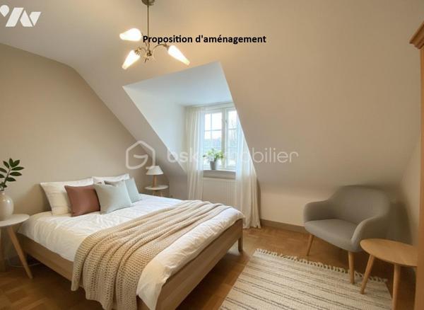 "SOUS OFFRE"
🏡 Maison Néo-Bretonne avec fort potentiel – Sans vis-à-vis – À seulement 8 minutes du super u de Josselin

Vous recherchez une maison familiale à personnaliser selon vos envies ? Cette maison de type Néo-Breton, non mitoyenne et sans aucun vis-à-vis, vous séduira par ses volumes, son environnement paisible et son beau potentiel d'aménagement.

Afin de vous aider à vous projeter, des propositions de rénovation et d'aménagement sont présentées en photos.

La maison se compose de :

🔹 Sous-sol total

Garage avec emplacement véhicule
Cave
Réserve / espace de stockage

🔹 Rez-de-chaussée

Cuisine aménagée
Séjour avec cheminée
Salon
Deux chambres
Salle de bains
WC indépendant

🔹 Étage

Couloir desservant :
Deux chambres
Salle d'eau
WC indépendant
Grenier aménageable offrant un potentiel d'agrandissement supplémentaire
Les plus :

✅ Maison non mitoyenne
✅ Aucun vis-à-vis
✅ Terrain d'environ 2 300 m²
✅ Sous-sol complet
✅ Grenier aménageable
✅ Environnement calme
✅ À seulement 8 minutes de Josselin

Travaux à prévoir :
Amélioration de l'isolation
Modernisation de l'installation électrique
Optimisation du système de chauffage
Rénovation intérieure pour la mettre à votre goût

Chauffage électrique récent complété par une cheminée.

Une belle opportunité pour les acquéreurs souhaitant créer un intérieur à leur image tout en profitant d'un cadre de vie agréable et d'un beau terrain.