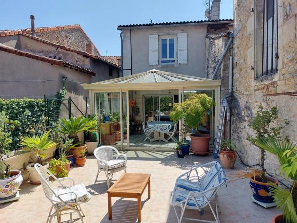 Immeuble centre-ville de Ruffec composé d'un local commercial (actuellement loué) et une maison 4-chambres avec terrasse