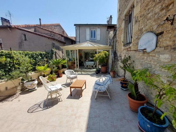 Immeuble centre-ville de Ruffec composé d'un local commercial (actuellement loué) et une maison 4-chambres avec terrasse