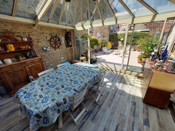 Immeuble centre-ville de Ruffec composé d'un local commercial (actuellement loué) et une maison 4-chambres avec terrasse