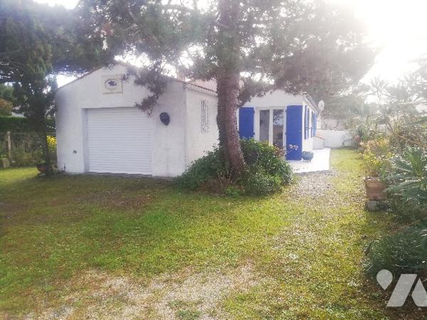 A proximité du centre bourg et des plages , jolie maison de plain-pied avec garage et jardin clos.