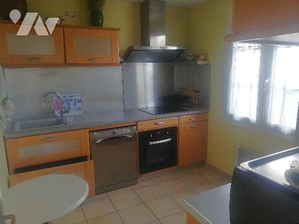 A proximité du centre bourg et des plages , jolie maison de plain-pied avec garage et jardin clos.