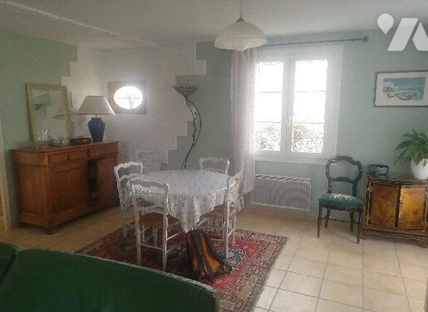 A proximité du centre bourg et des plages , jolie maison de plain-pied avec garage et jardin clos.