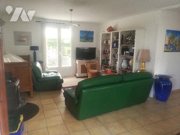 A proximité du centre bourg et des plages , jolie maison de plain-pied avec garage et jardin clos.