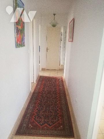 A proximité du centre bourg et des plages , jolie maison de plain-pied avec garage et jardin clos.