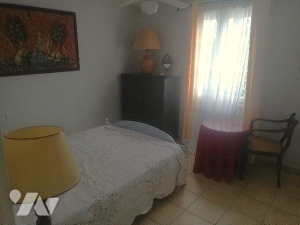 A proximité du centre bourg et des plages , jolie maison de plain-pied avec garage et jardin clos.