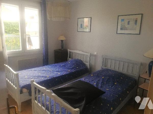 A proximité du centre bourg et des plages , jolie maison de plain-pied avec garage et jardin clos.