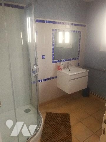 A proximité du centre bourg et des plages , jolie maison de plain-pied avec garage et jardin clos.