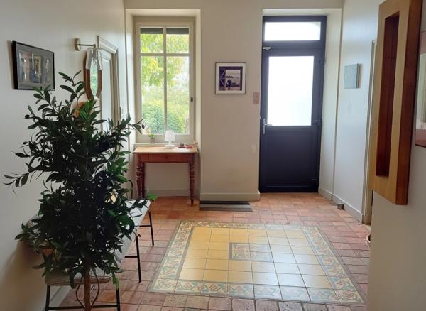 LAVAL – MAISON DE CARACTÈRE DE 240 M² AVEC JARDIN ARBORÉ DE 1 180 M², À DEUX PAS DU CENTRE-VILLE