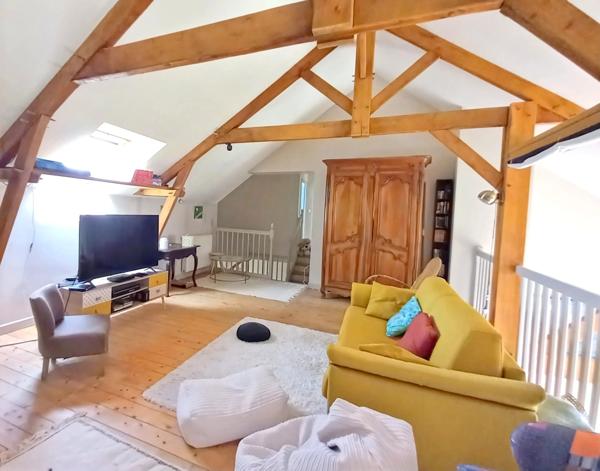 LAVAL – MAISON DE CARACTÈRE DE 240 M² AVEC JARDIN ARBORÉ DE 1 180 M², À DEUX PAS DU CENTRE-VILLE